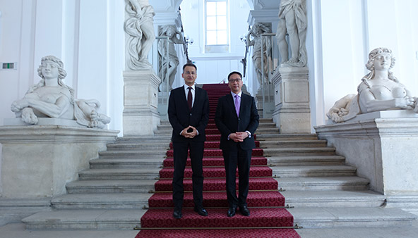 The Secretary for Justice, Mr Rimsky Yuen (right) meeting with the Secretary General of the Federal Ministry of Justice of Austria, Mr Georg Stawa (left)
