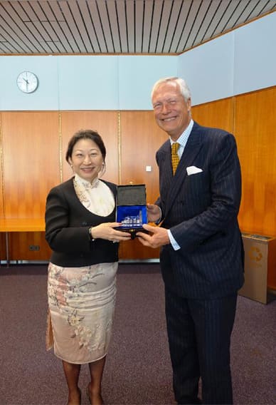 The Secretary for Justice, Ms Teresa Cheng, SC (left), exchanges souvenirs with the President of the Vienna International Arbitral Centre, Dr Gunther Horvath, after a meeting in Vienna, Austria, on April 18.