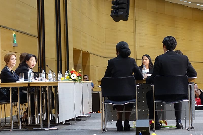 The Secretary for Justice, Ms Teresa Cheng, SC (second left), attended the 26th Vis Moot Final, in which she was invited to sit as a judge for the final round, in Vienna, Austria, on April 18.