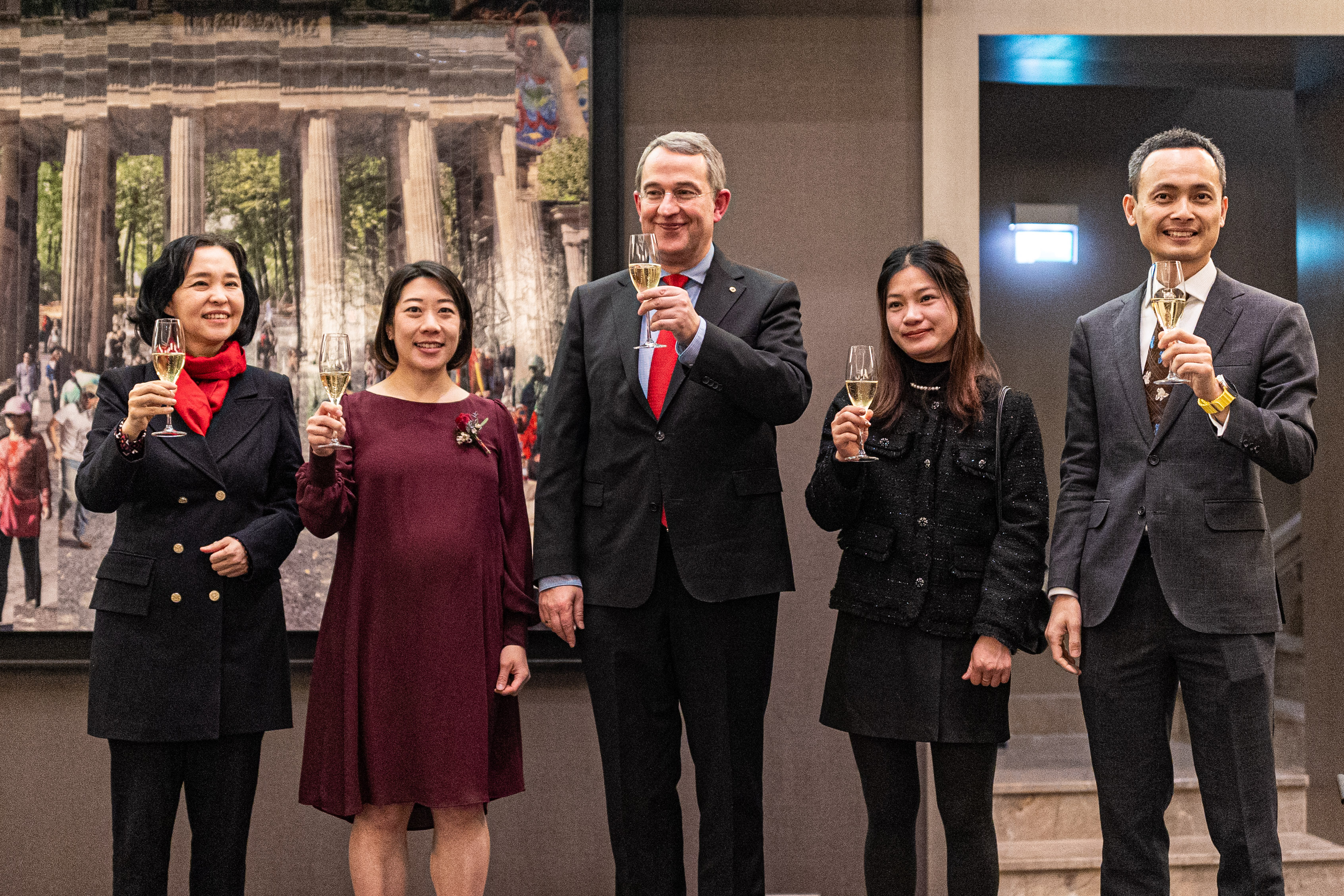 The Deputy Director of HKETO Berlin, Mr Billy Leung, spoke at a panel discussion session during the 17th European Economic Congress on 24 April 2025.