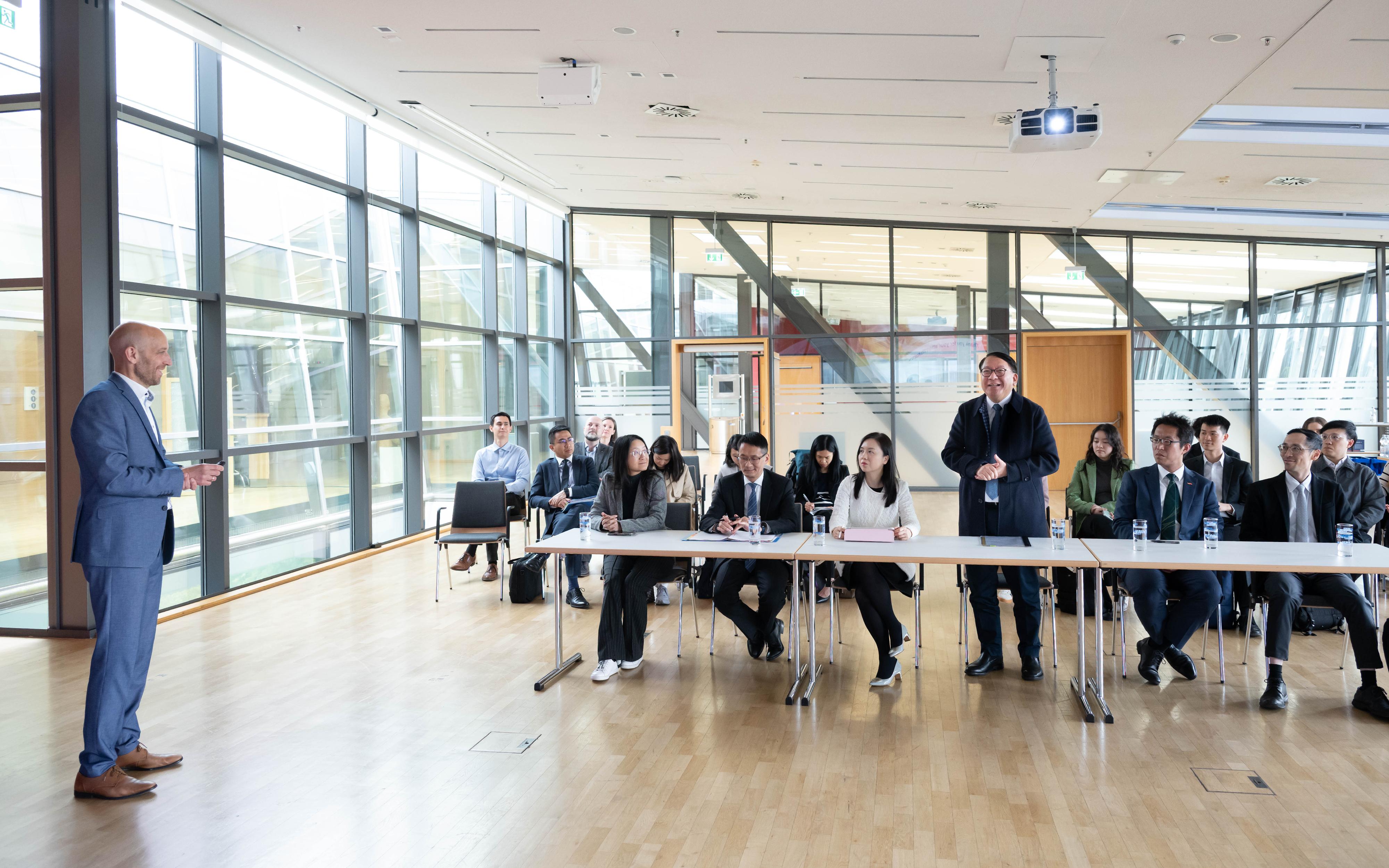 The Chief Secretary for Administration, Chan Kwok-ki (front row, third right) led a delegation visit and exchanged with the representatives of the RWTH Aachen University on 18 May.