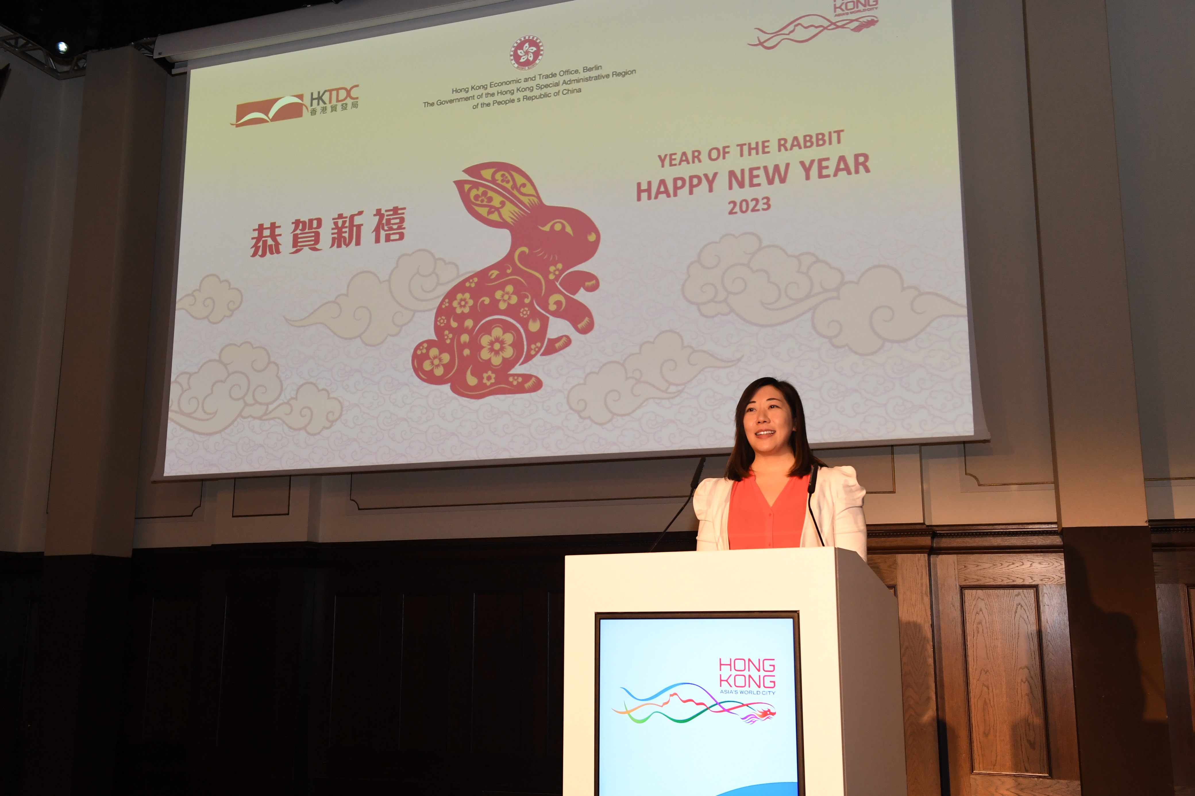 Frau Jenny Szeto, Direktorin des HKETO Berlin, hält ihre Eröffnungsrede beim Chinesischen Neujahrsempfang in Berlin am 13. Februar (MEZ).