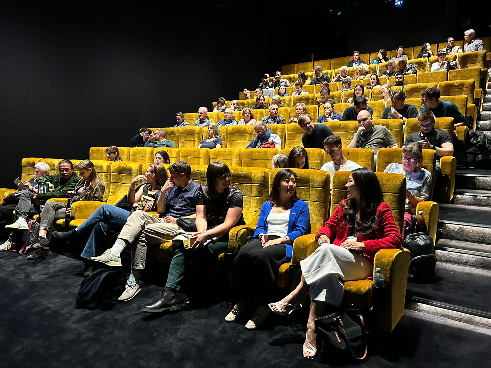 圖示觀眾於九月二十九日（蘇黎世時間）觀賞香港電影專屬節目「香港之窗」中的開幕電影。