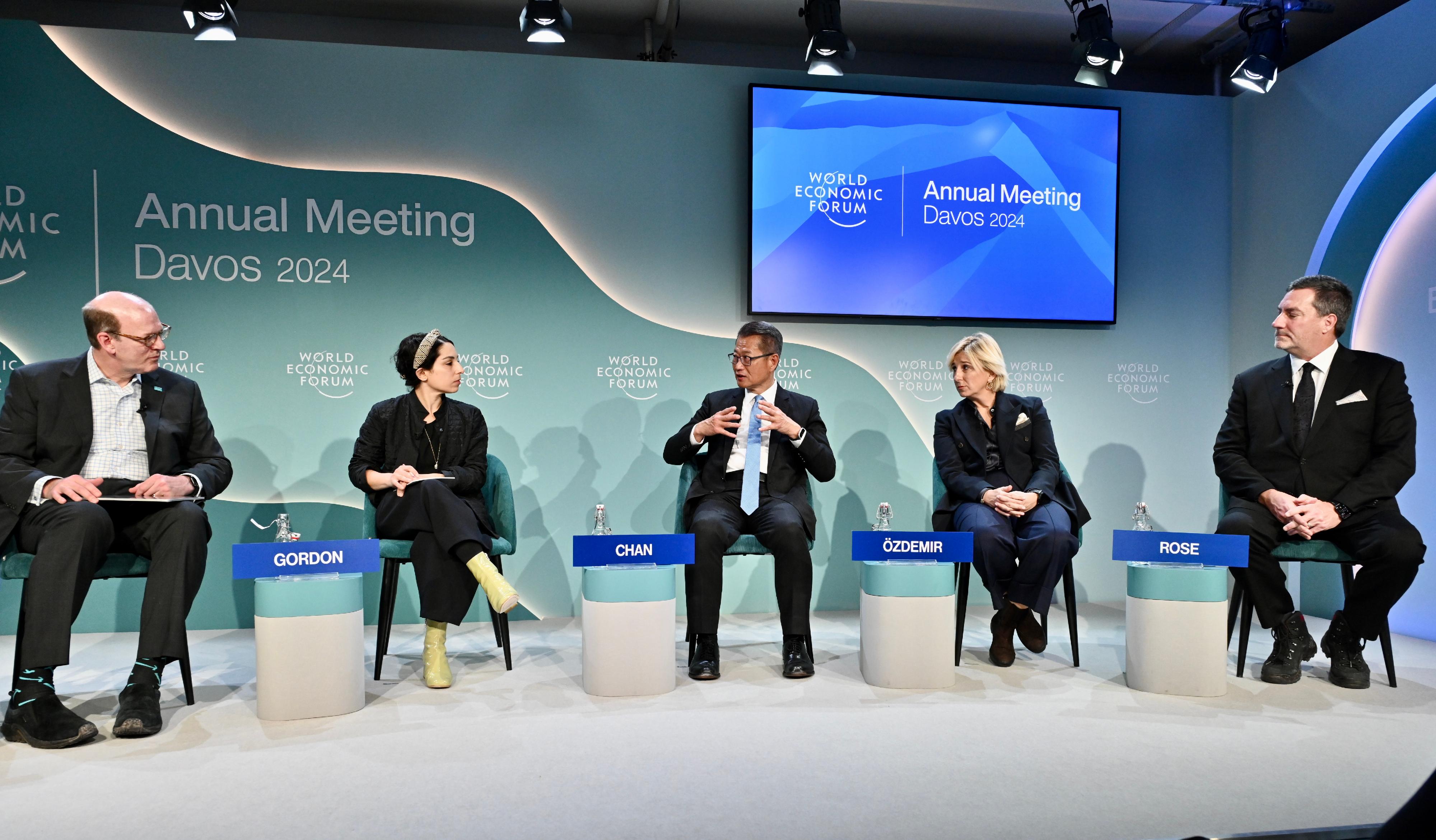 Finanzminister setzt seinen Besuch in Davos fort