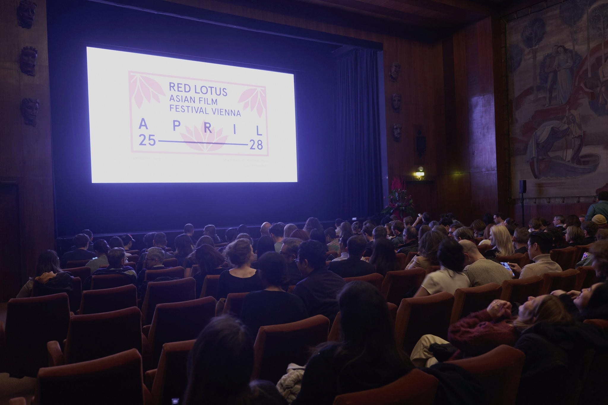 1.香港駐柏林經濟貿易辦事處支持第三屆Red Lotus亞洲電影節放映兩部香港電影。該電影節由四月二十五日至二十八日（維也納時間）在維也納舉行。圖示四月二十六日出席「香港環節」開幕放映會的觀眾。