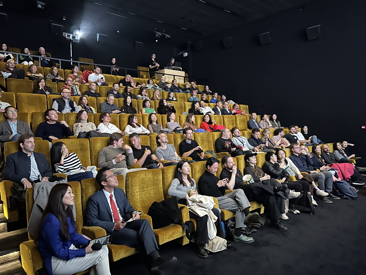 2.香港駐柏林經濟貿易辦事處支持於九月二十五日至十月五日（蘇黎世時間）舉行的第二十一屆蘇黎世電影節，放映兩部香港電影。圖示蘇黎世電影節觀眾九月二十六日在電影節觀賞《風林火山》。