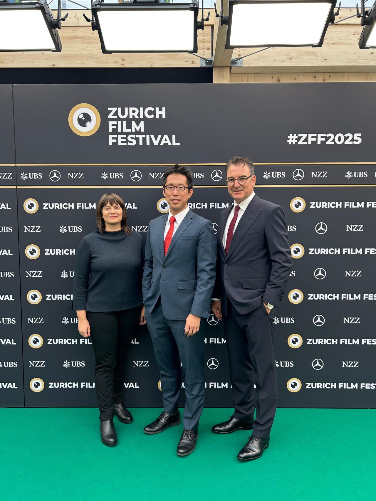 香港駐柏林經濟貿易辦事處（駐柏林經貿辦）支持於九月二十五日至十月五日（蘇黎世時間）舉行的第二十一屆蘇黎世電影節，放映兩部香港電影。圖示駐柏林經貿辦處長黃文忠（中）與蘇黎世電影節總導演Christian Jungen（右）、駐柏林經貿辦公共關係主管Stephanie Pall（左）於九月二十六日在電影節綠地毯合照。