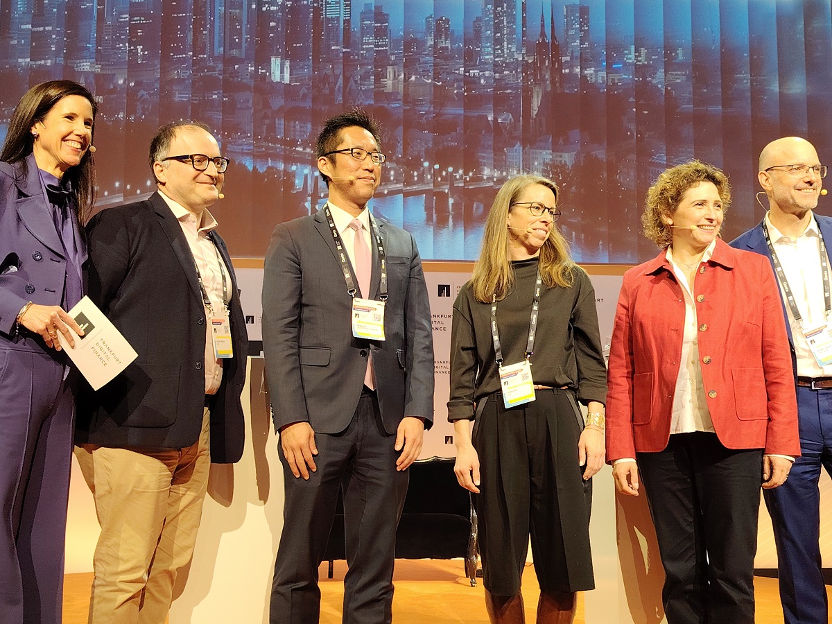 Das Wirtschafts- und Handelsbüro Hongkong in Berlin (HKETO Berlin) warb auf der Konferenz Frankfurt Digital Finance, die vom 11. bis 12. Februar (Frankfurter Zeit) in Frankfurt am Main stattfand, für die einzigartigen Vorteile Hongkongs als internationales Finanzzentrum. Das Foto zeigt den Direktor des HKETO Berlin, Indiana Wong (Dritter von links), bei einer Podiumsdiskussion zum Thema „Transformation und Risikokapital: Die Rolle öffentlicher und privater Akteure bei der Beschleunigung des digitalen Wachstums”. Weitere Redner und Moderatoren (von links nach rechts) waren Corinna Egerer, Geschäftsführerin von Frankfurt Digital Finance, Dr. Tamaz Georgadze, CEO von Raisin, Stefanie Munz, Mitglied des Vorstands der LBBW, Nicola Beer, Vizepräsidentin der Europäischen Investitionsbank, und Dr. Markus Krueger, Partner bei Latham & Watkins.