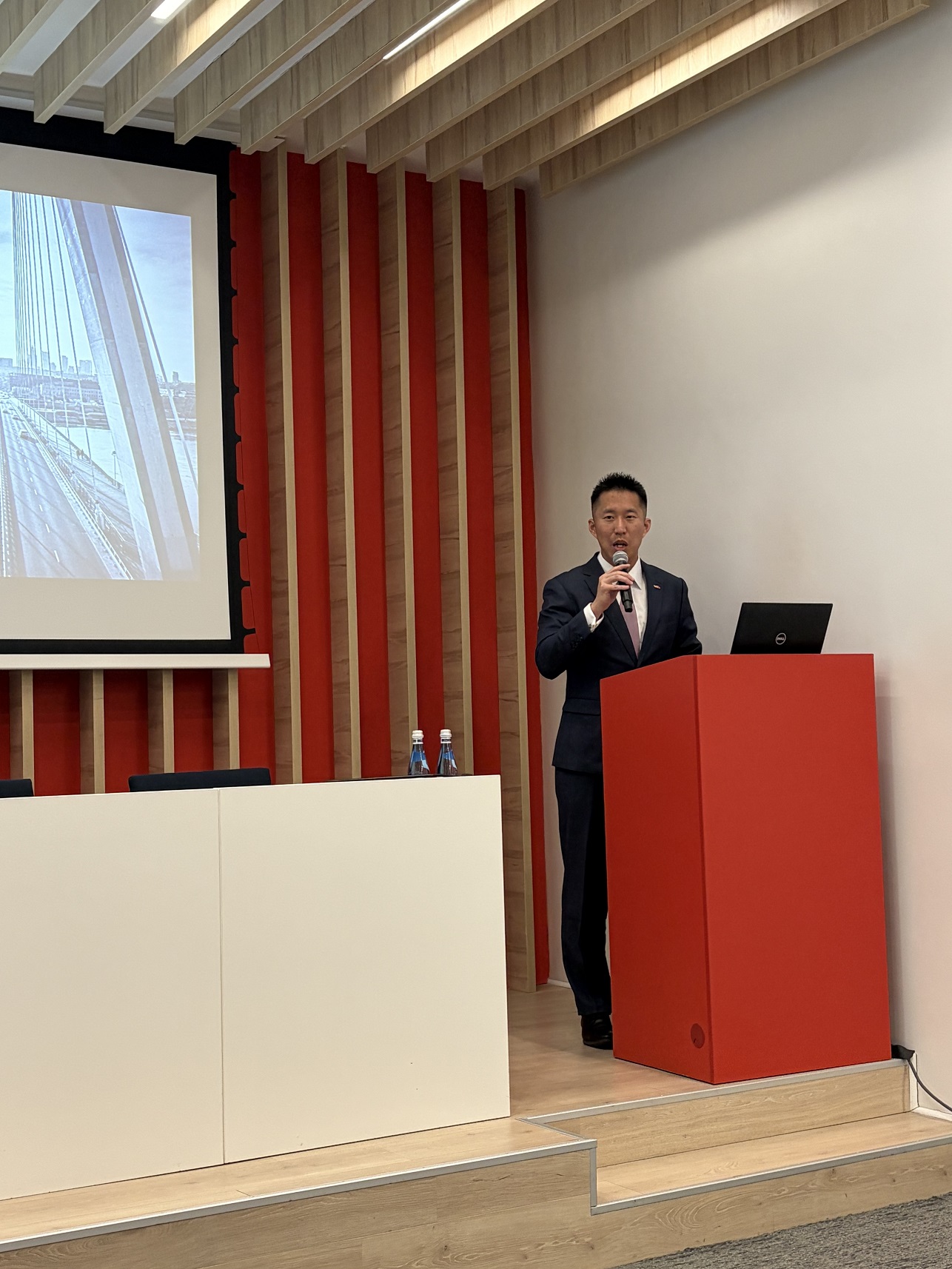 香港駐柏林經濟貿易辦事處（駐柏林經貿辦）、投資推廣署和香港貿易發展局合作於三月十一日（華沙時間）在波蘭華沙舉辦商務研討會。圖示駐柏林經貿辦處長黃文忠致歡迎辭。