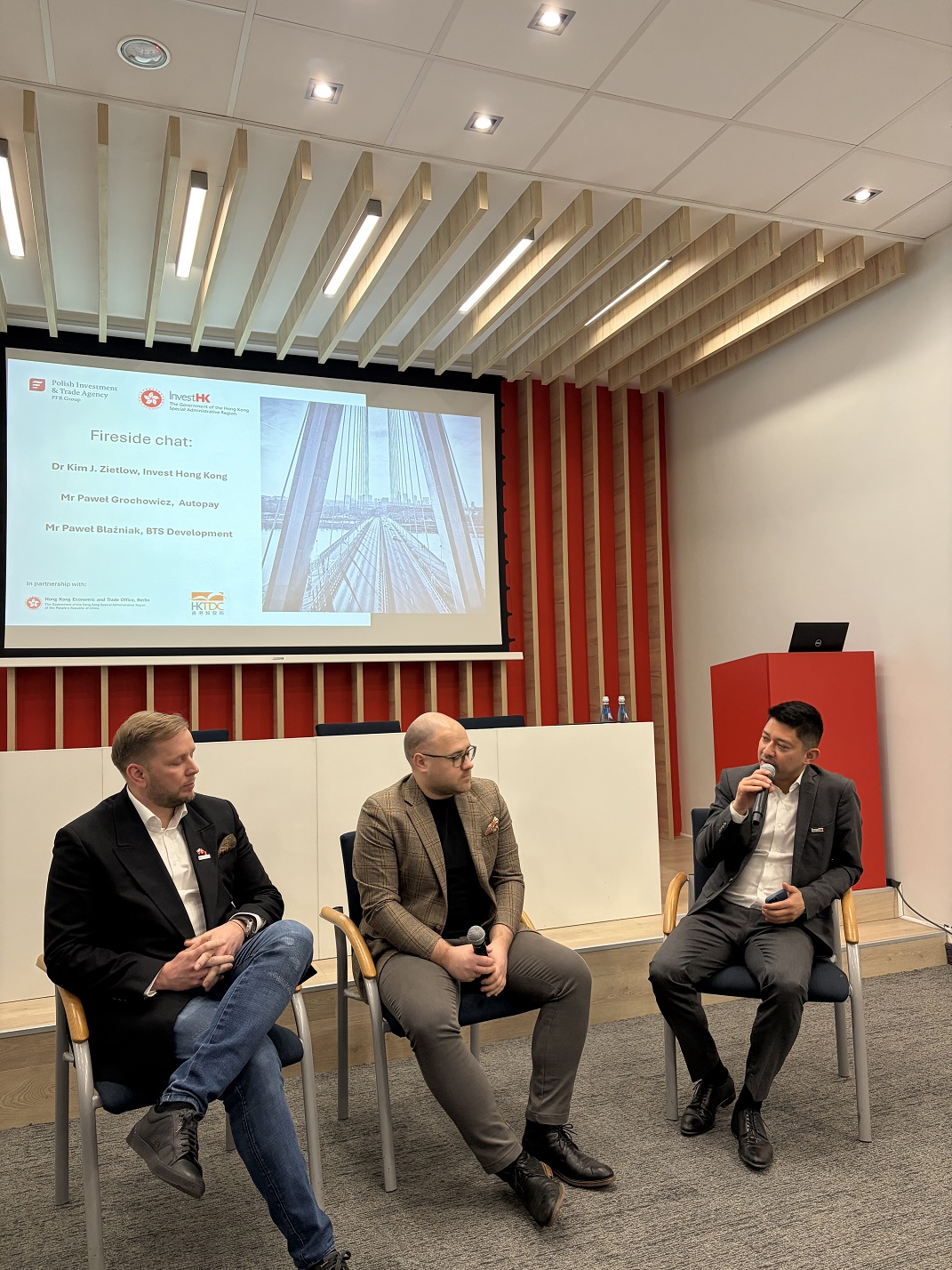 香港駐柏林經濟貿易辦事處（駐柏林經貿辦）、投資推廣署和香港貿易發展局合作於三月十一日（華沙時間）在波蘭華沙舉辦商務研討會。圖示駐柏林經貿辦招商引才／投資推廣總監Kim Zietlow博士（右）在商務研討會的爐邊對談與波蘭企業Autopay 代表Paweł Grochowicz（中）和BTS Development 代表Paweł Blaźniak（左）交流。