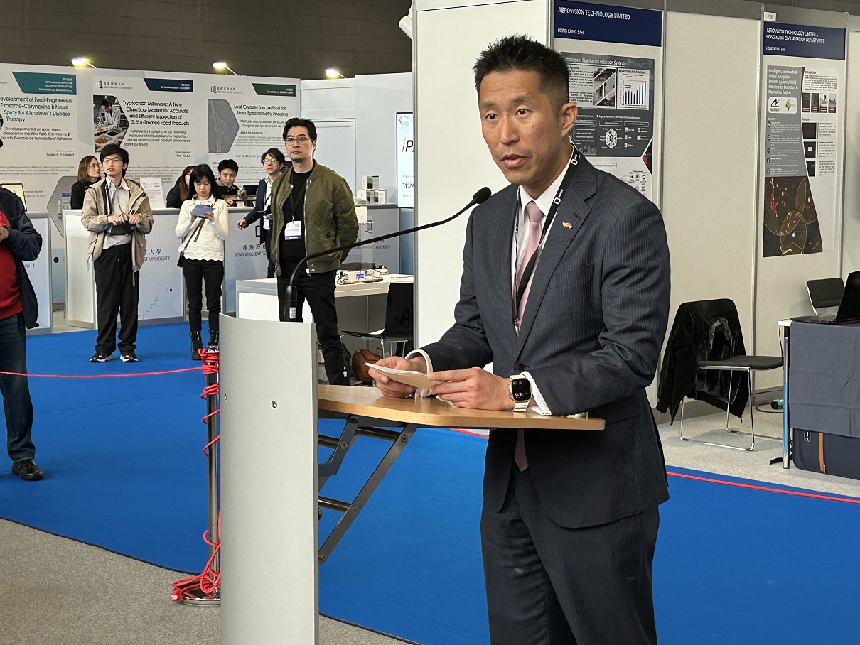 Das Wirtschafts- und Handelsbüro von Hongkong in Berlin (HKETO Berlin) veranstaltete einen Empfang anlässlich der Teilnahme der Delegation aus Hongkong an der 51. Internationalen Erfindermesse in Genf am 13. März (Genfer Zeit) in der Schweiz. Indiana Wong, Direktor des Wirtschafts- und Handelsbüros Hongkong in Berlin, hält seine Begrüßungsrede während des Empfangs.