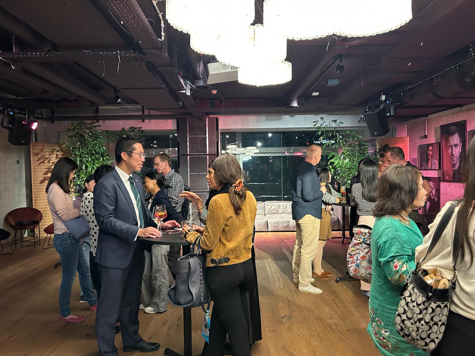 香港駐柏林經濟貿易辦事處支持在瑞士蘇黎世舉行的第二十二屆蘇黎世電影節。圖示九月二十五日（蘇黎世時間）放映活動後的酒會。
