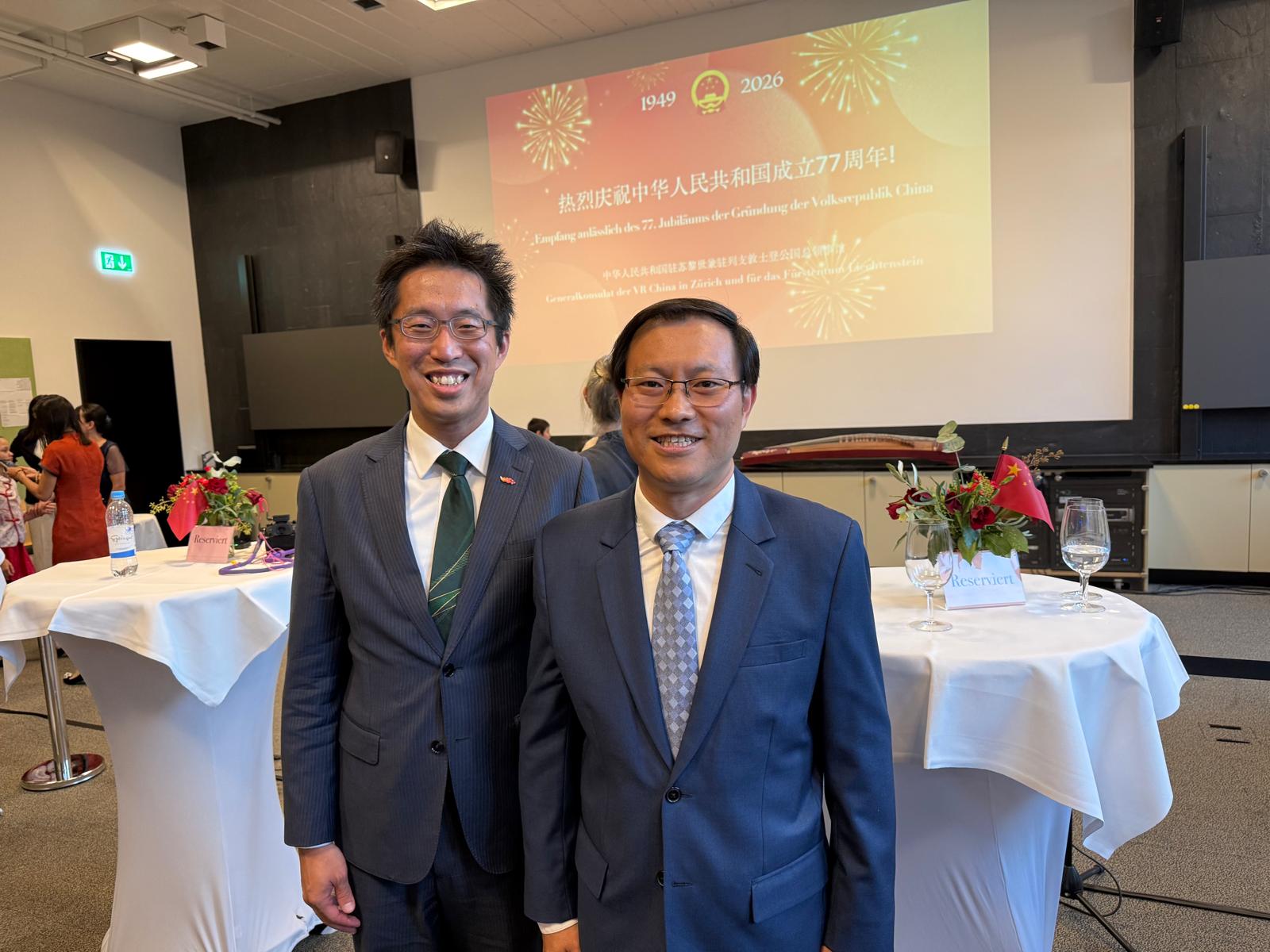 香港駐柏林經濟貿易辦事處處長黃文忠（左）九月二十五日（蘇黎世時間）出席中華人民共和國駐蘇黎世總領事館的國慶酒會，與代總領事賈磊（右）交流。