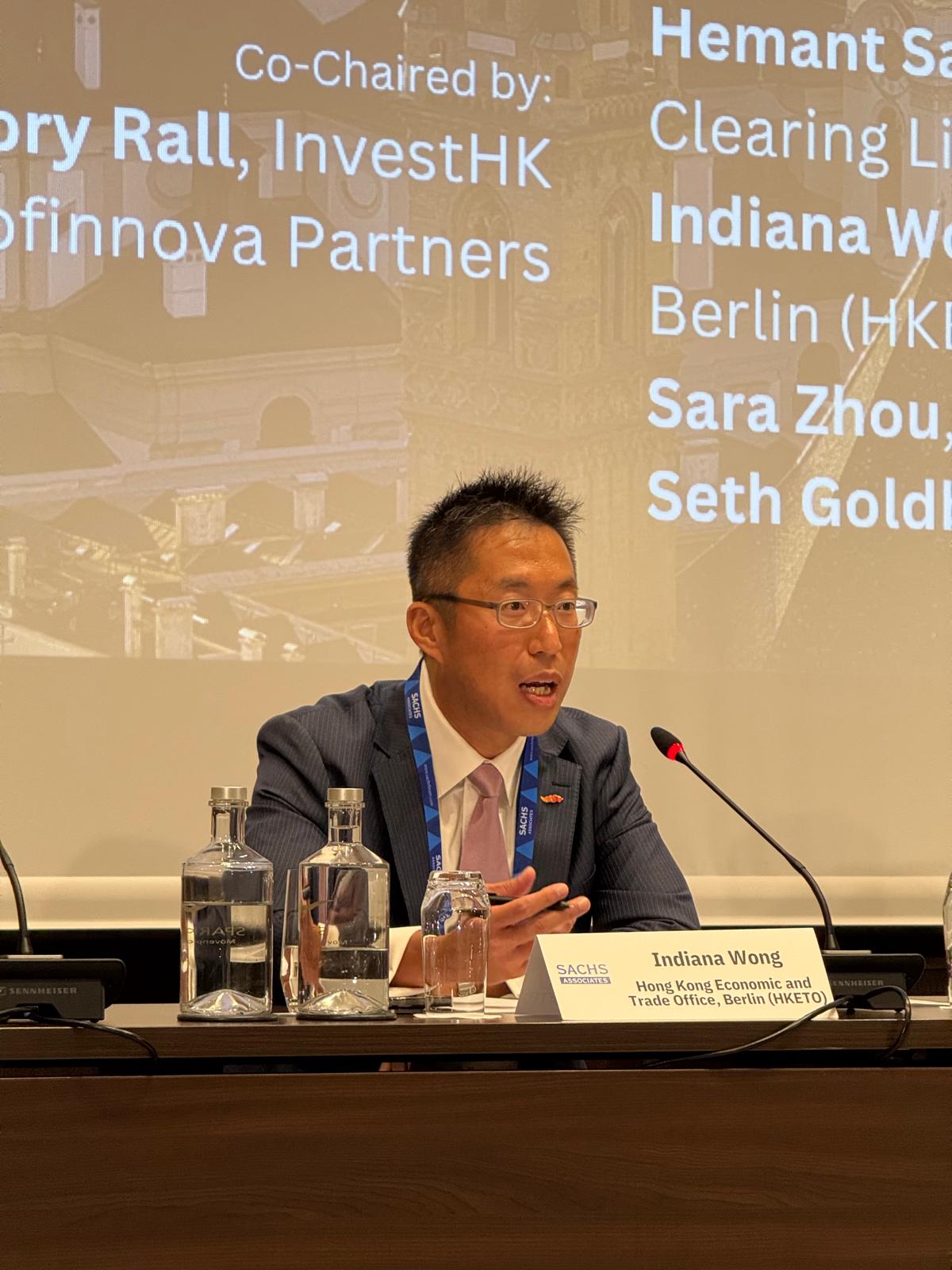 Das Wirtschafts- und Handelsbüro Hongkong, Berlin (HKETO Berlin), nahm am 26. jährlichen „Biotech in Europe“-Forum teil, das vom 7. bis 8. Oktober (Basler Zeit) in Basel, Schweiz, stattfand. Das Foto zeigt den Direktor des HKETO Berlin, Indiana Wong, bei seinem Vortrag im Rahmen des „China Partnering & Investment Panel“ am 8. Oktober.