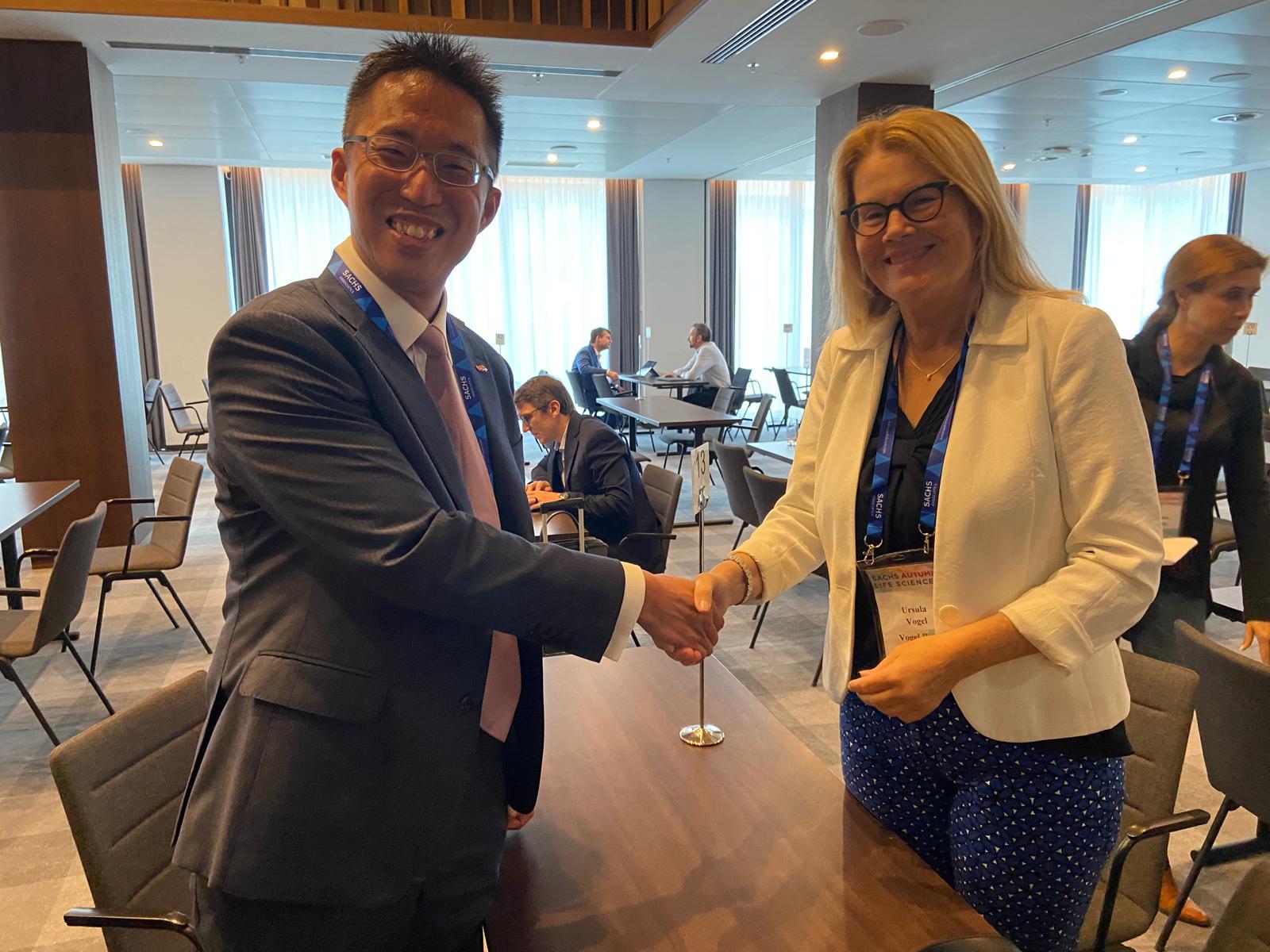 Das Wirtschafts- und Handelsbüro Hongkong, Berlin (HKETO Berlin), nahm am 26. jährlichen „Biotech in Europe“-Forum teil, das vom 7. bis 8. Oktober (Basler Zeit) in Basel, Schweiz, stattfand. Das Foto zeigt den Direktor des HKETO Berlin, Indiana Wong (links), und die Gründerin und Geschäftsführerin von Vogel BioConsulting, Frau Ursula Vogel (rechts).