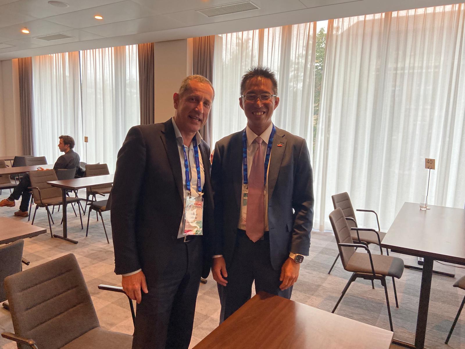 Das Wirtschafts- und Handelsbüro Hongkong, Berlin (HKETO Berlin), nahm am 26. jährlichen „Biotech in Europe“-Forum teil, das vom 7. bis 8. Oktober (Basler Zeit) in Basel, Schweiz, stattfand. Das Foto zeigt den Direktor des HKETO Berlin, Indiana Wong (rechts), und den Geschäftsführer des Schweizer Biotech-Verbands, Dr. Michael Altorfer (links).