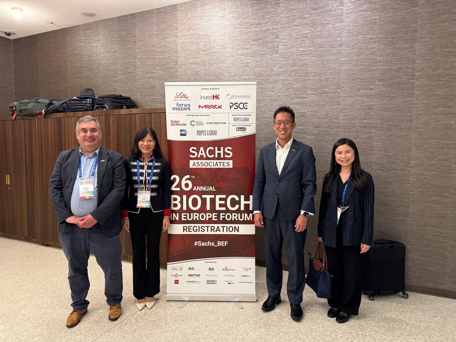 Das Wirtschafts- und Handelsbüro Hongkong, Berlin (HKETO Berlin), nahm am 26. jährlichen „Biotech in Europe“-Forum teil, das vom 7. bis 8. Oktober (Basler Zeit) in Basel, Schweiz, stattfand. Das Foto zeigt den Direktor des HKETO Berlin, Indiana Wong (zweiter von rechts), zusammen mit Vertretern des Hong Kong Trade Development Council und von Invest Hong Kong auf dem Forum, um für Hongkongs Stärken in den Bereichen Innovation und Technologieentwicklung zu werben.